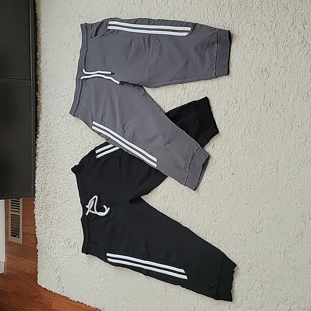 !NWOT Bundle of 2 Womens capri joggers
